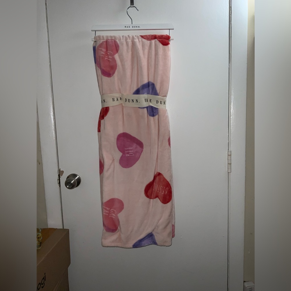 Rae Dunn Conversational Hearts Valentine’s Day Blanket / Throw - Picture 4 of 12